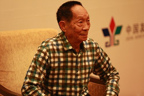 袁隆平：要號召愿意為科學獻身的年輕人來吃轉<font color='red'>基因</font>水稻